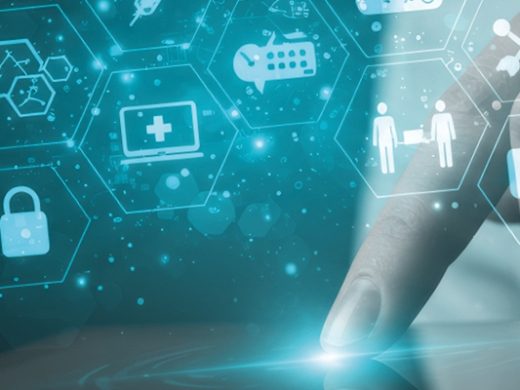 Nahaufnahme einer Hand, die eine leuchtende digitale Oberfläche berührt, umgeben von leuchtenden, vernetzten Symbolen für Medizin, Daten, Sicherheit und Gesundheitsdienstleistungen.