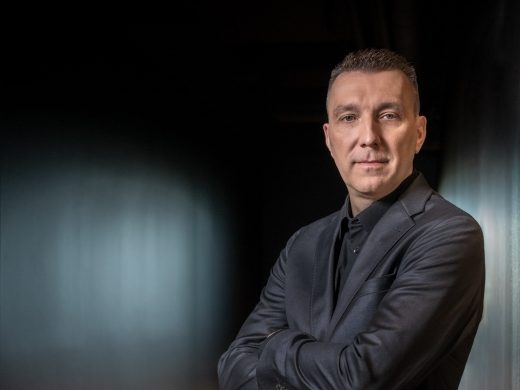 Christian Müller, CEO von Schwarz Digits, in dunklem Sakko mit verschränkten Armen
