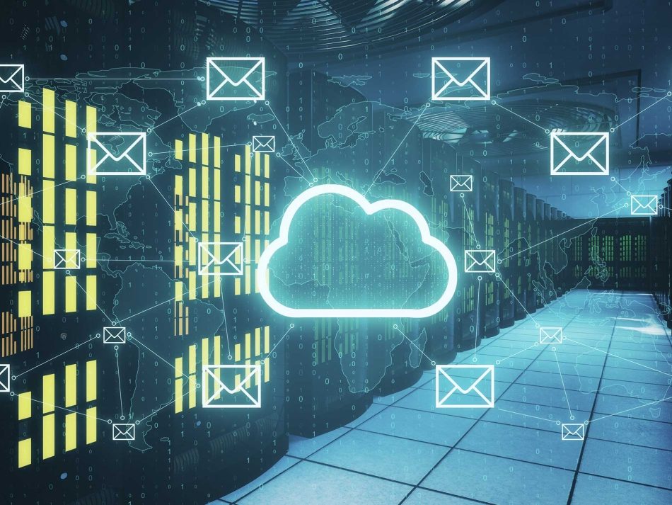 Modernes Rechenzentrum mit Cloud-Symbol und vernetzten E-Mail-Icons zur Darstellung von globalem Mailserver-Hosting.