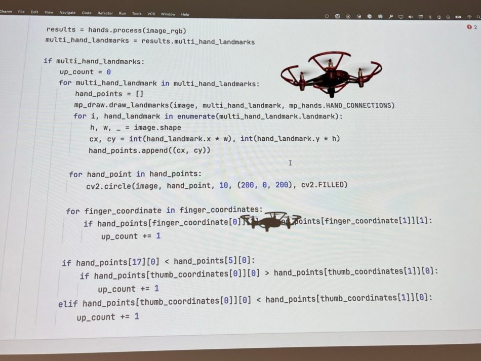 Es sind viele IT-Codes und Drohnen zu sehen.