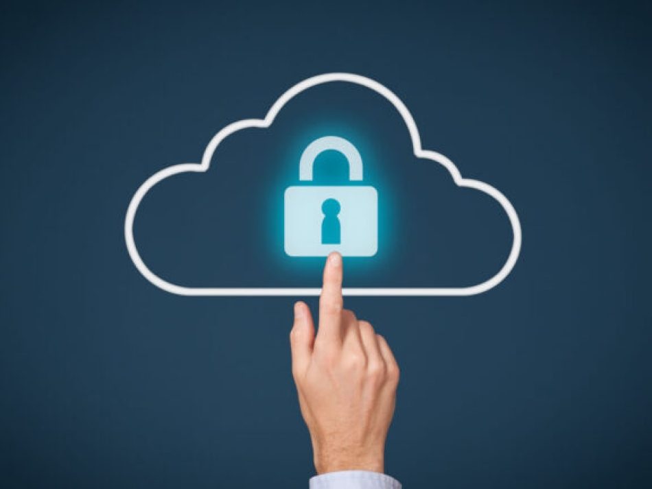 Ein Finger tippt auf ein leuchtendes Sicherheitsschloss-Icon (Vorhängeschloss), das in einem Cloud-Umriss-Symbol auf dunklem Hintergrund dargestellt ist. Das Bild visualisiert Cloud-Sicherheit, Datenschutz, Verschlüsselung, Zugriffskontrolle und geschützte Speicherung in der Cloud.