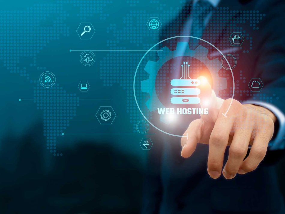 Geschäftsmann interagiert mit einer digitalen Webhosting-Schnittstelle mit Server-Icon, Zahnrad und Cloud-Technologie-Symbolen auf blauem Hintergrund.