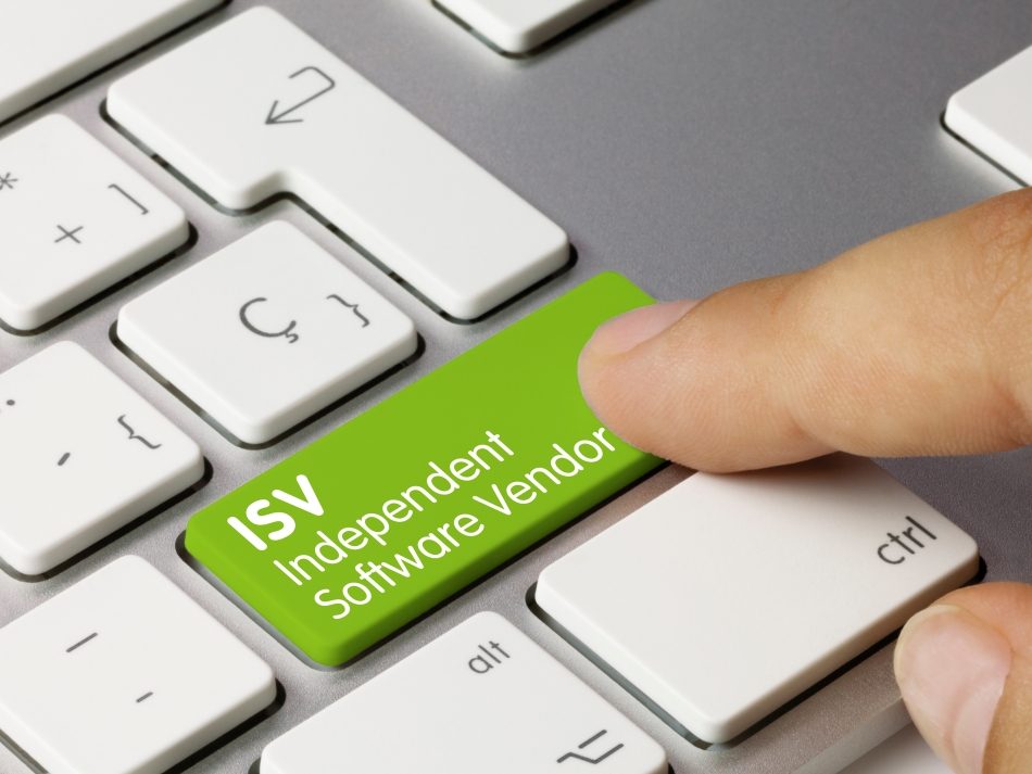 Ein Finger drückt eine auffällige, leuchtend grüne Taste auf einer Computertastatur, die mit ISV und dem ausgeschriebenen Begriff "Independent Software Vendor" beschriftet ist. Das Bild symbolisiert das Konzept eines unabhängigen Softwareanbieters und dessen Relevanz für die Softwareentwicklung und den IT-Markt.