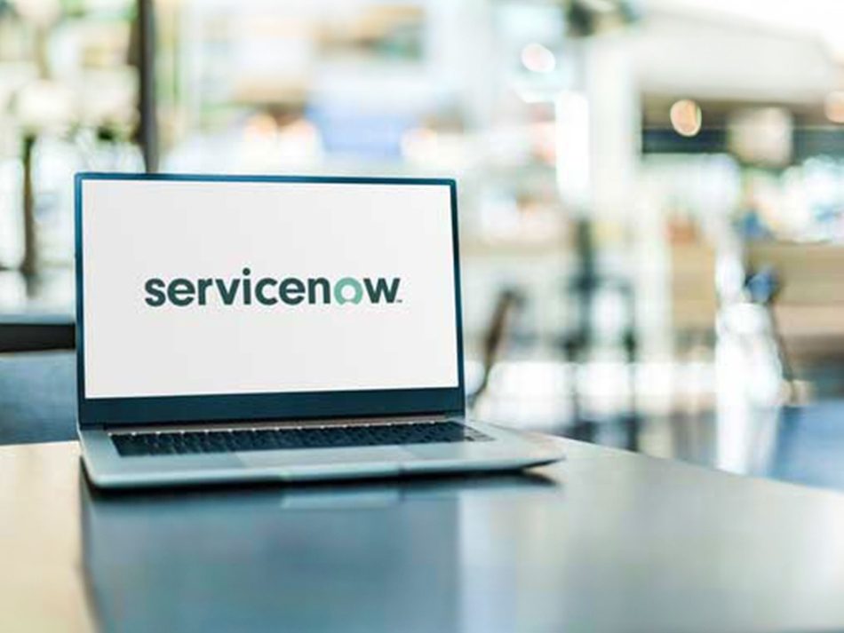 Laptop-Bildschirm zeigt das Logo des Unternehmens ServiceNow mit dem kleinen "now" in Grün. Das Bild symbolisiert IT-Service-Management (ITSM), Cloud-Plattformen, Workflow-Automatisierung und Enterprise-Software im Geschäftsumfeld.