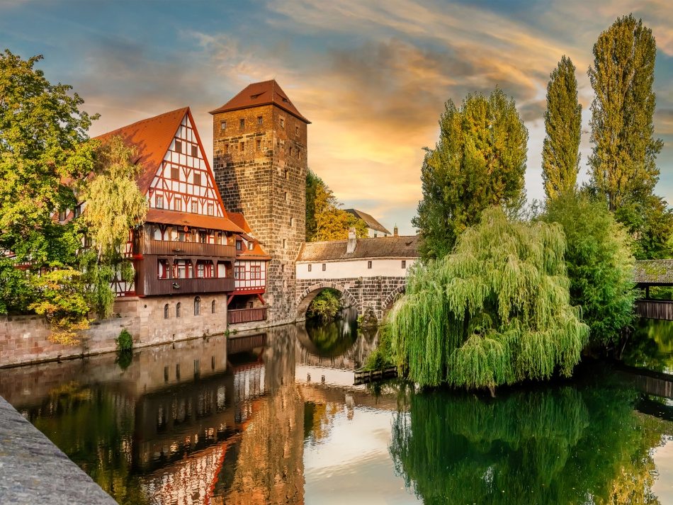 Historischer Weinstadel und Henkersteg an der Pegnitz in Nürnberg bei Abendlicht.