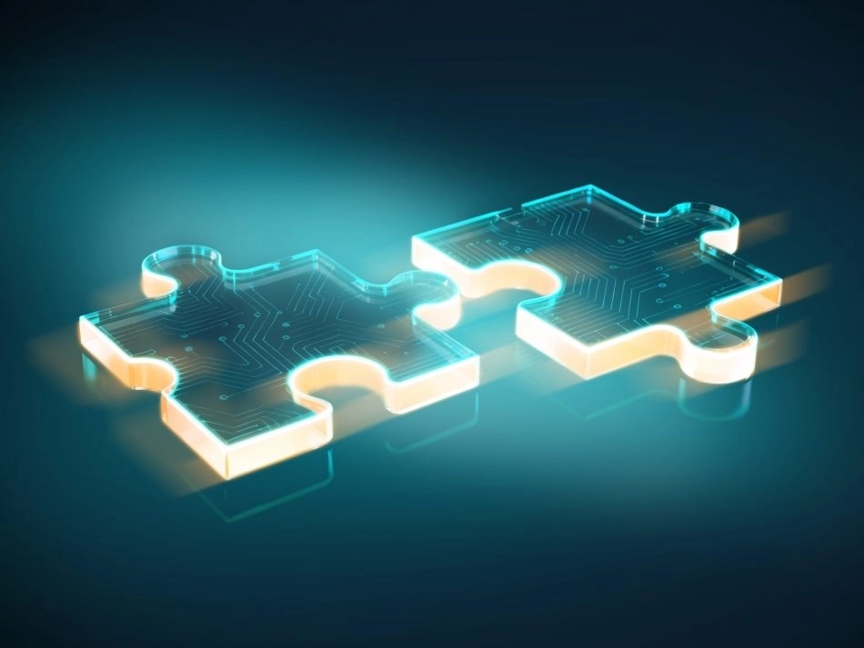 Zwei ineinandergreifende Puzzle-Teile mit Platinen-Optik als Symbol für nahtlose digitale Zusammenarbeit und Software-Integration.