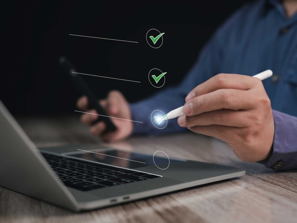Person nutzt einen Eingabestift auf einem Laptop-Trackpad, um eine digitale Checkliste auszufüllen, mit leuchtenden grünen Häkchen für erfolgreiche Prozesse, Genehmigungen und Validierungen in modernen Workflows.