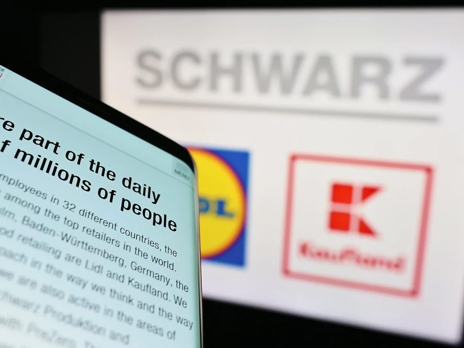 Foto mit einem Artikel in der digitalen Zeitung und im Hintergrund das Lidl und Kaufland Logo unter dem Schwarz Logo