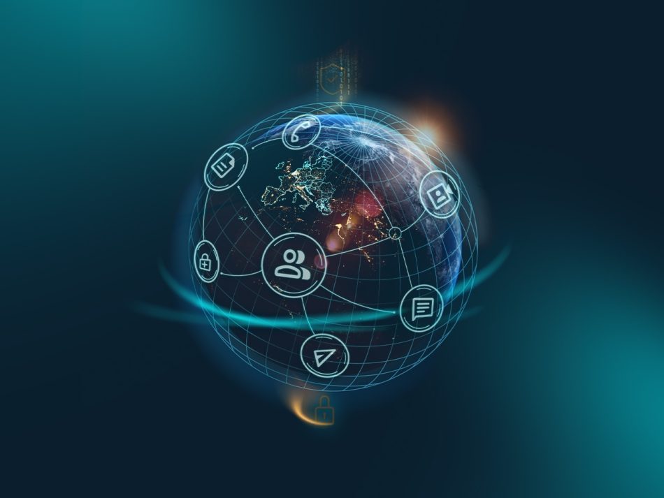 Das Bild zeigt einen Globus vor einem dunklen Hintergrund, auf dem Europa bei Nacht mit leuchtenden Städten zu erkennen ist. Der Globus ist von einem digitalen Netzwerk aus blauen Linien umgeben. In diesem Netzwerk schweben kreisförmige Icons, die ein Dokument, einen Telefonhörer, eine Videokamera, eine Sprechblase, einen Papierflieger, ein Schloss und eine Personengruppe zeigen, um weltweite, sichere Kommunikation zu symbolisieren.