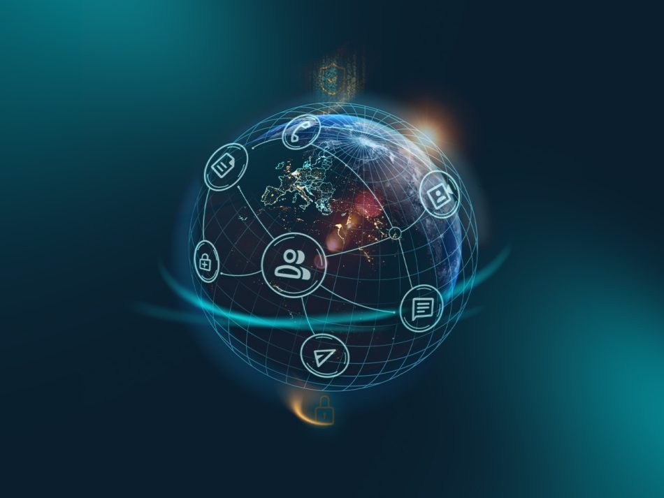 Das Bild zeigt einen Globus vor einem dunklen Hintergrund, auf dem Europa bei Nacht mit leuchtenden Städten zu erkennen ist. Der Globus ist von einem digitalen Netzwerk aus blauen Linien umgeben. In diesem Netzwerk schweben kreisförmige Icons, die ein Dokument, einen Telefonhörer, eine Videokamera, eine Sprechblase, einen Papierflieger, ein Schloss und eine Personengruppe zeigen, um weltweite, sichere Kommunikation zu symbolisieren.