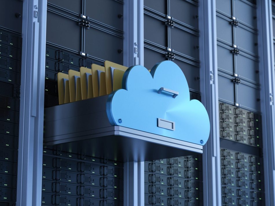Eine blaue Cloud-Speichereinheit, die wie eine Schublade in einem Server-Rack herausgezogen ist und gelbe Ordner (Dateien) enthält. Das Bild visualisiert Cloud Storage, Datenspeicherung, Datenarchivierung, Server-Infrastruktur und Cloud Computing im Rechenzentrum.