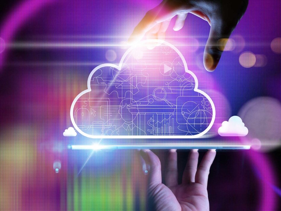Hände halten ein Tablet mit einer leuchtenden, holografischen Cloud, die für Shared Hosting und Cloud-Computing steht.