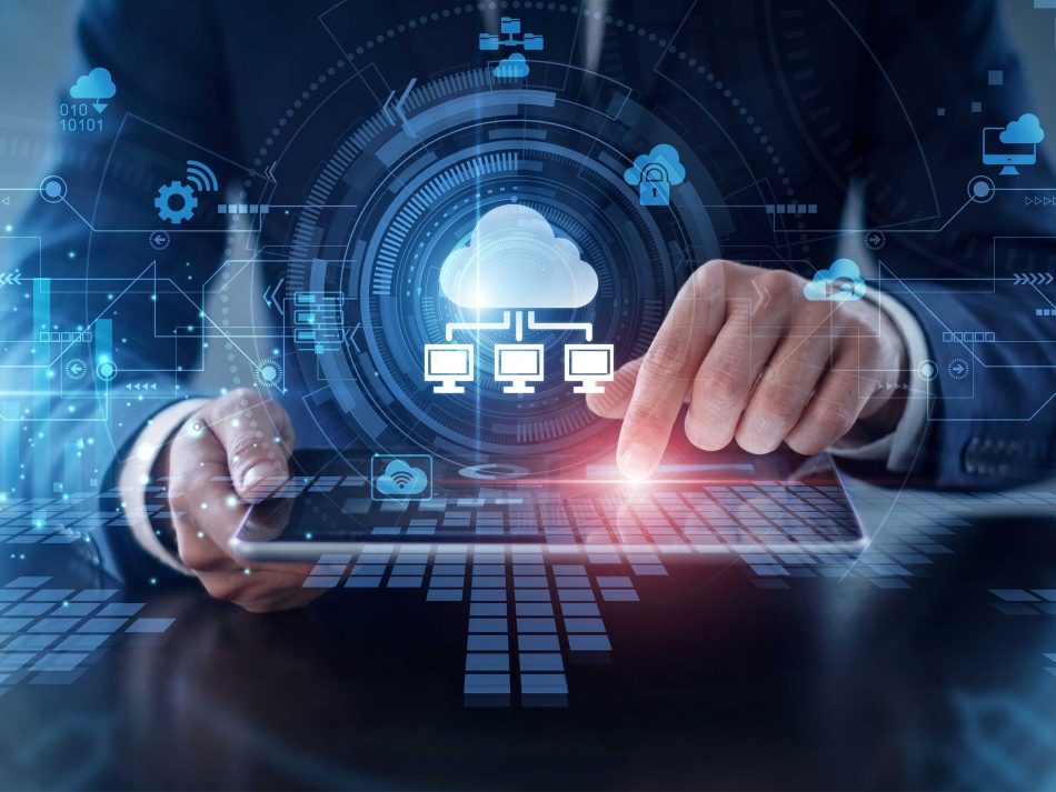IT-Ressourcenverwaltung und Cloud-Infrastruktur: Eine Person im Anzug bedient ein Tablet mit einem leuchtenden holografischen Cloud-Netzwerk-Dashboard.