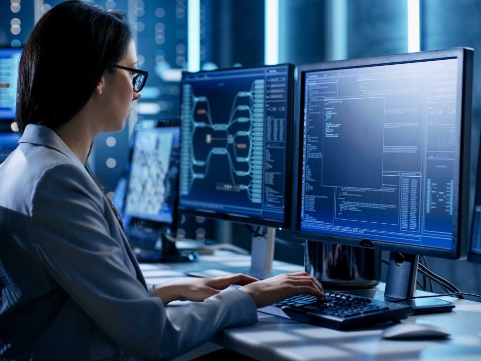 Person am Computer verwaltet Daten mit Cloud-Computing-Symbolen.