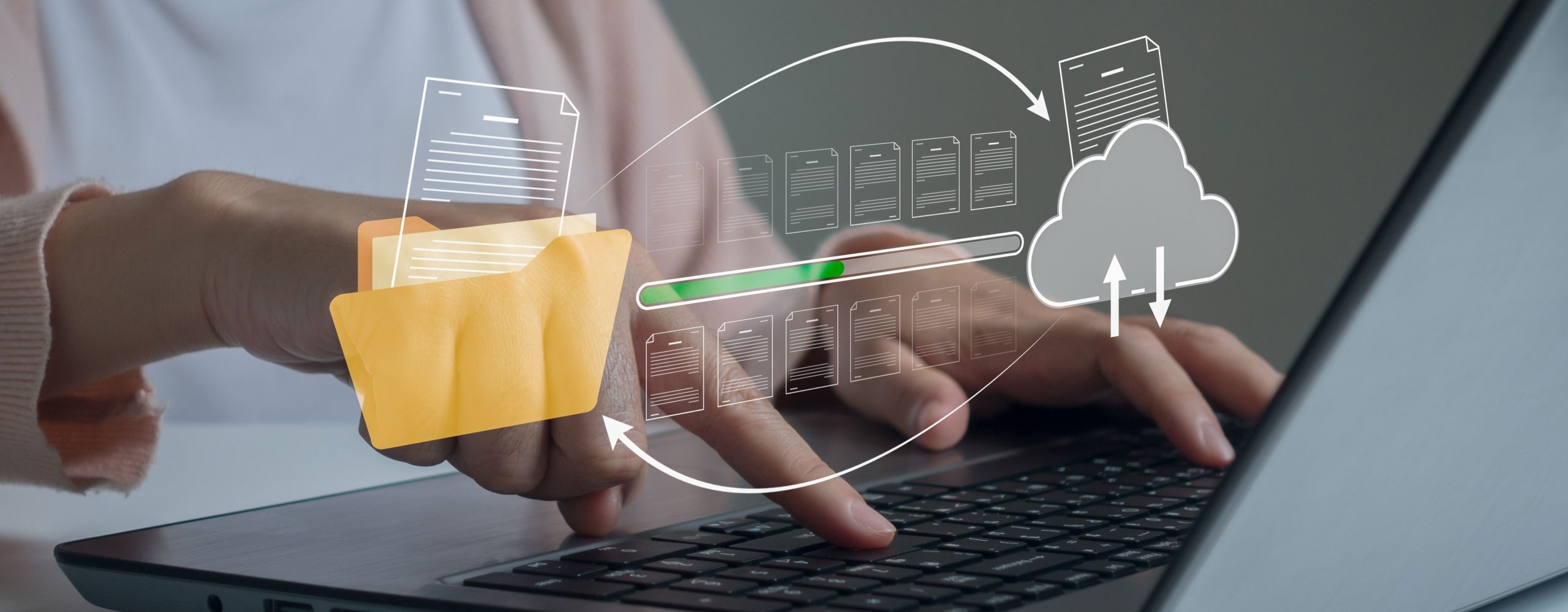 A person is typing on a laptop while a digital data flow is displayed from a yellow folder icon with a progress bar to a cloud icon. The image visualizes data upload, data backup, data migration and the transfer of documents to cloud storage.
