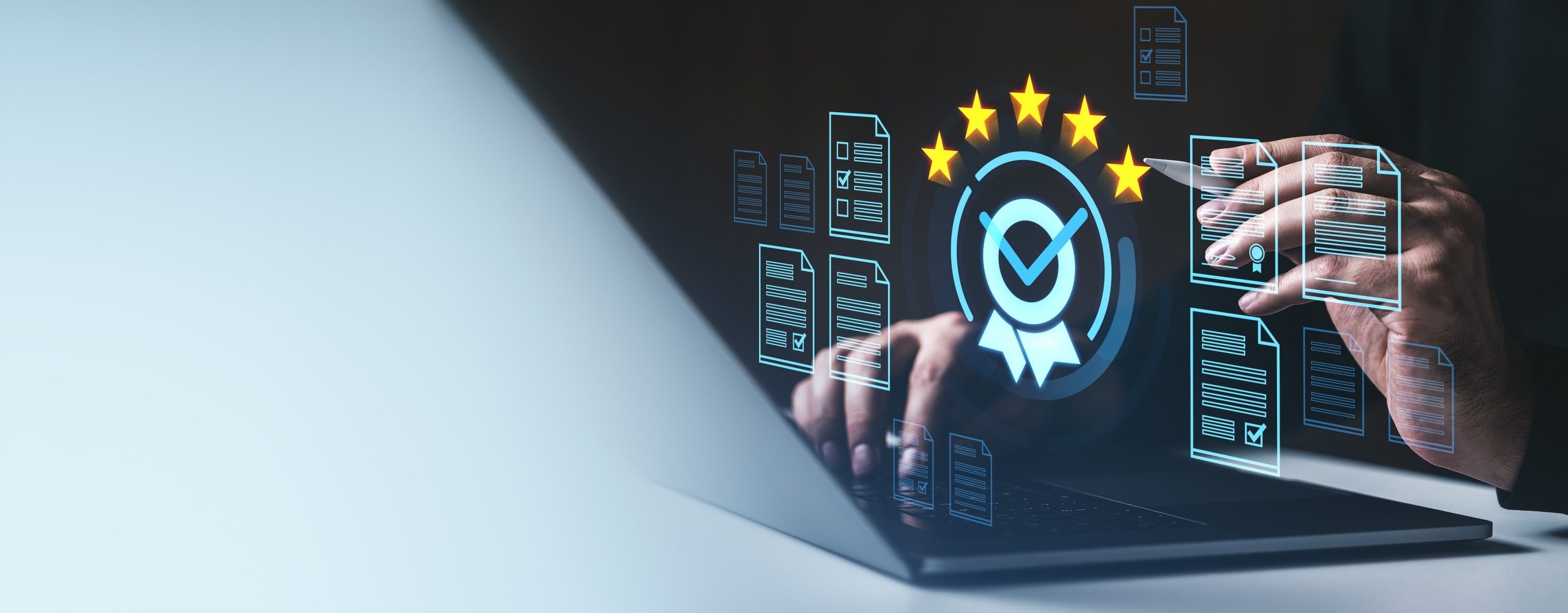 Digitale Zertifizierungs- und Compliance-Dokumente mit Qualitätssicherungssymbolen auf dem Bildschirm