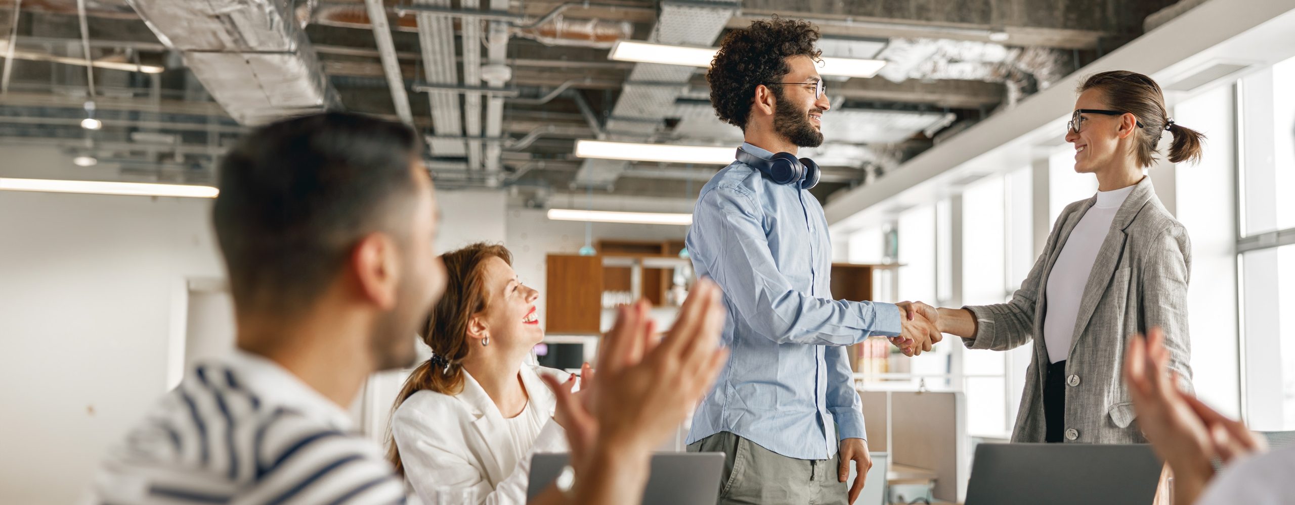 Mann wird die Hand geschüttelt im Büro von Chefin.