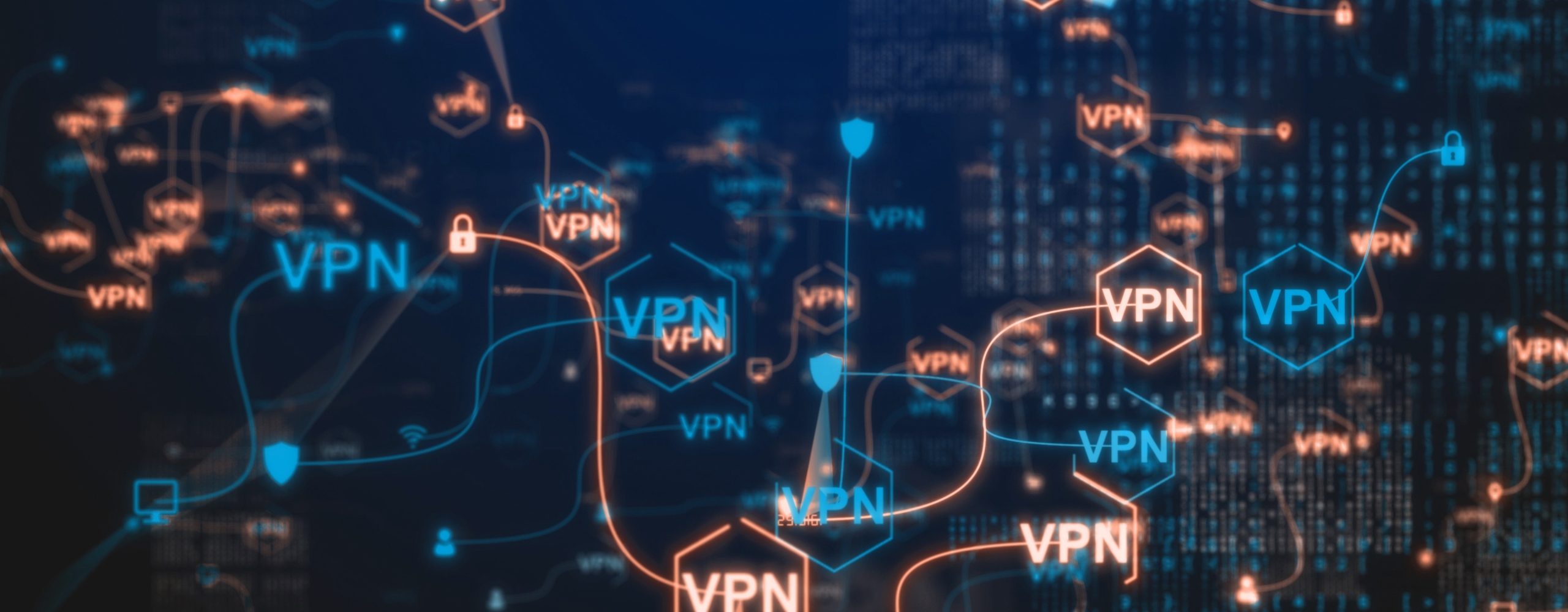 Futuristisches, dunkles Digital-Interface mit leuchtenden blauen und orangen Hexagonen, die das VPN-Konzept (Virtual Private Network) symbolisieren. Die verbundenen Linien und Schloss-Icons visualisieren die sichere Datenverschlüsselung, Anonymität und Netzwerk-Sicherheit im Internet.