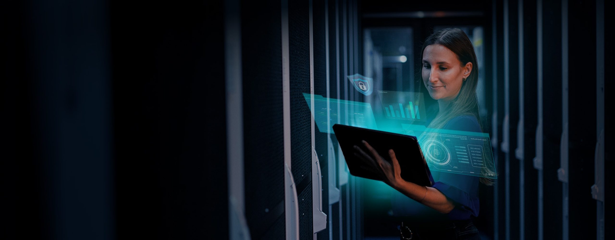 Eine IT-Sicherheitsanalystin nutzt XM Cyber im Rechenzentrum zur kontinuierlichen Schwachstellenanalyse (CTEM) und zum Schutz vor Cyberangriffen.