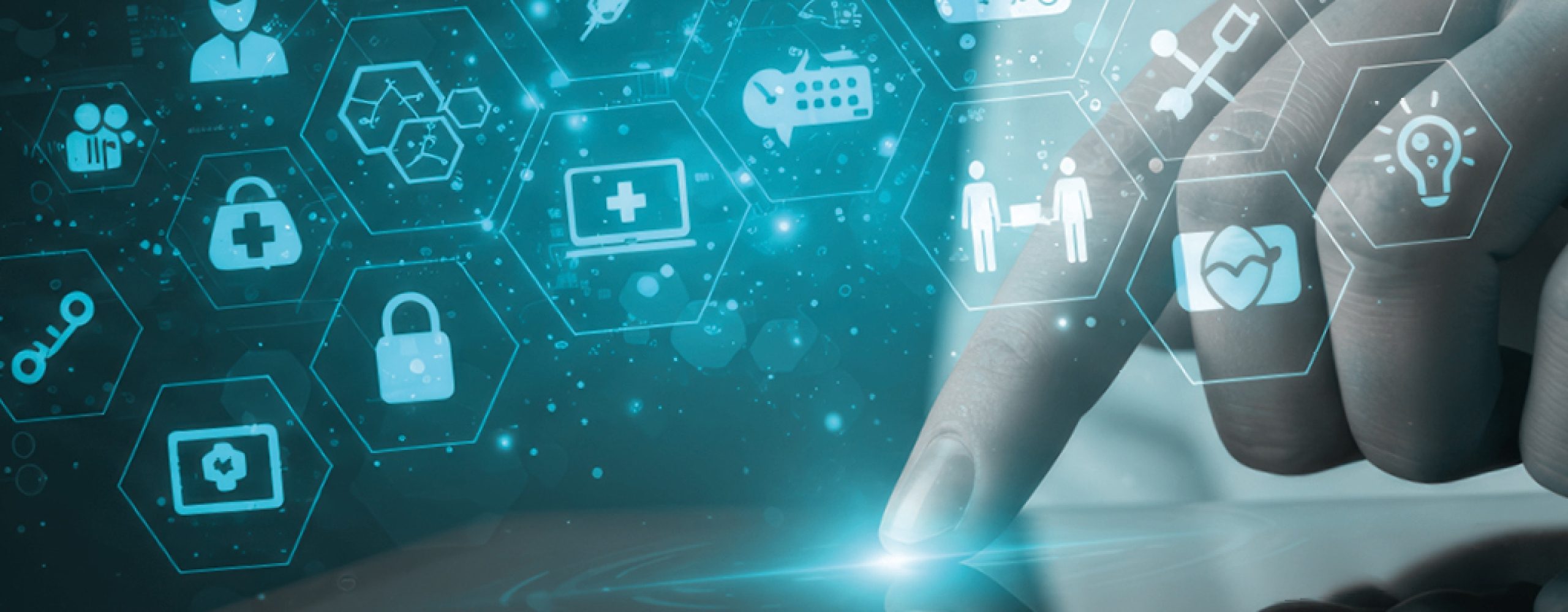 Nahaufnahme einer Hand, die eine leuchtende digitale Oberfläche berührt, umgeben von leuchtenden, vernetzten Symbolen für Medizin, Daten, Sicherheit und Gesundheitsdienstleistungen.
