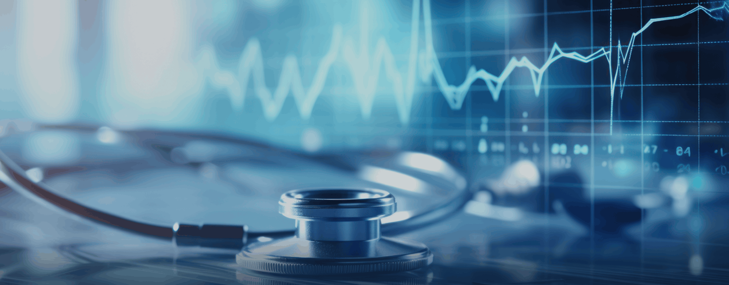 Ein Stethoskop im Vordergrund mit einer blau leuchtenden, digitalen Herzfrequenz-EKG-Welle und Datenraster im Hintergrund.