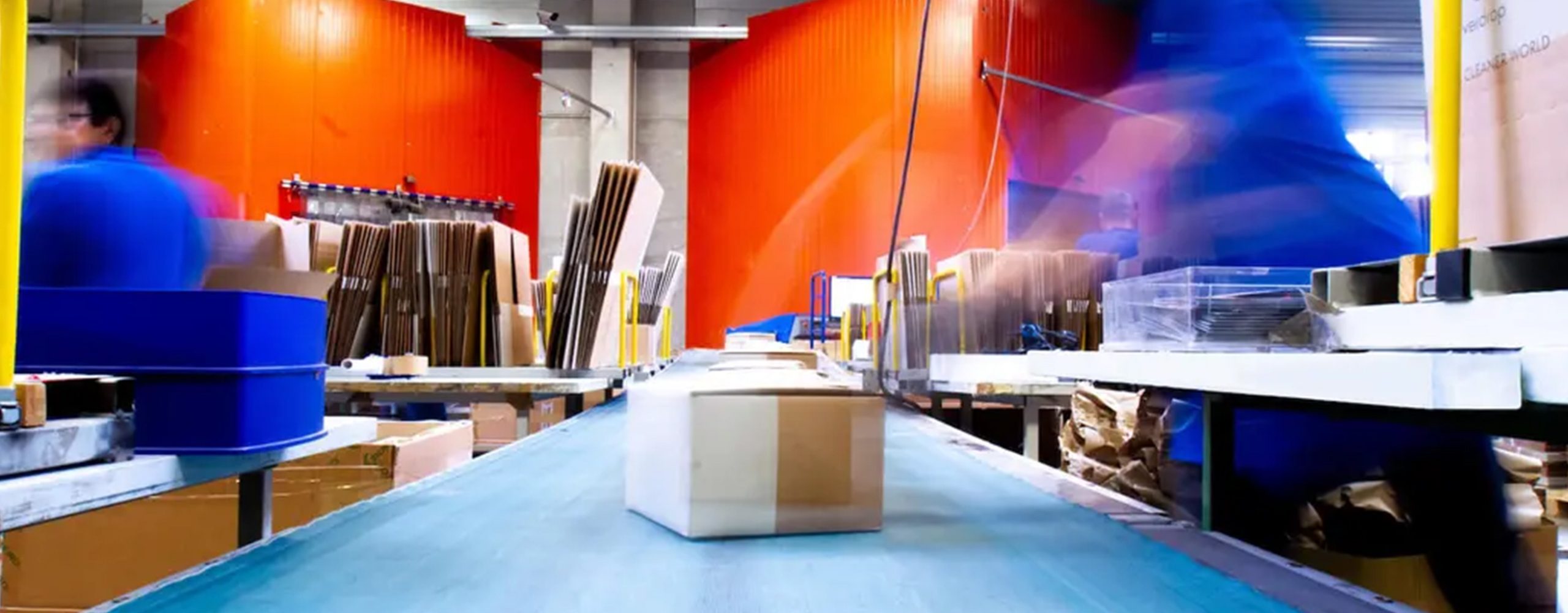 Paket auf Förderband in modernem Logistikzentrum bei der Auftragsabwicklung