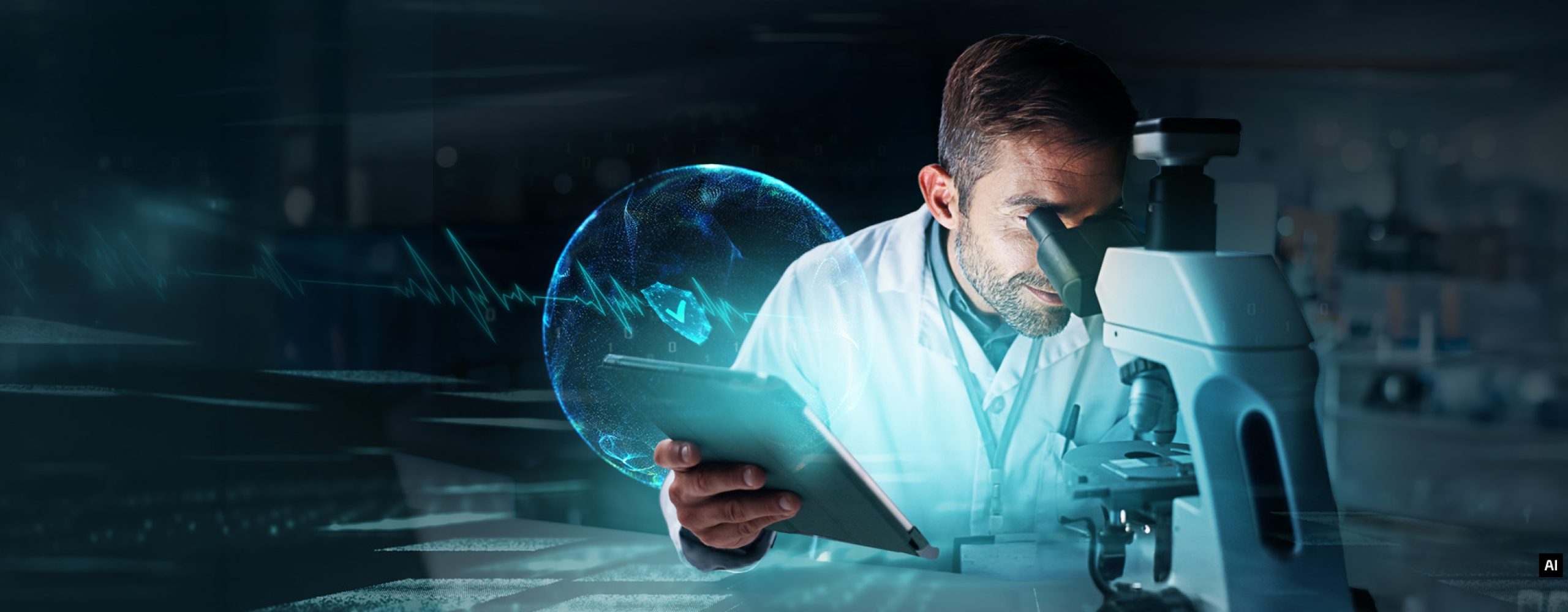Forschender blickt durch ein Mikroskop und nutzt digitale Gesundheitsdaten auf einem Tablet.