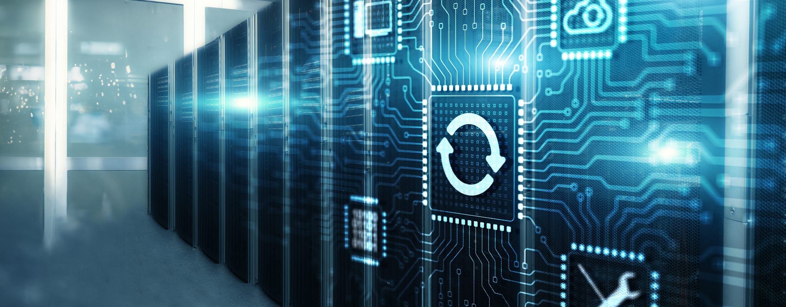 Datenzentrum mit Server-Racks und schematischen Darstellungen von Cloud-Computing und Daten-Synchronisation