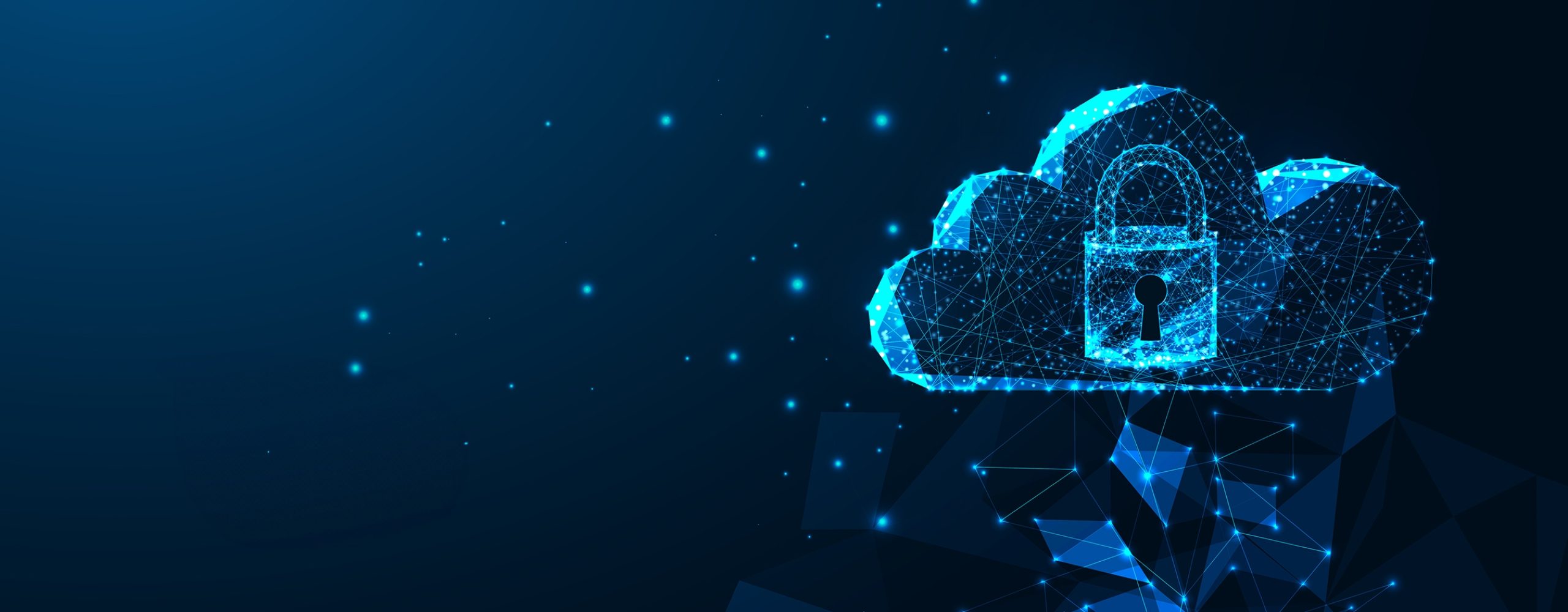 Abstrakte, polygonale Darstellung einer leuchtenden Cloud mit einem zentralen Vorhängeschloss-Symbol. Symbolisiert Cloud-Sicherheit, Datenschutz und Verschlüsselung digitaler Daten.