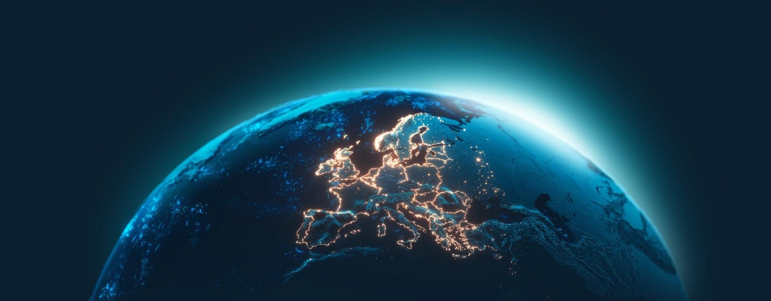 Stilisierte Ansicht der Erde aus dem Weltall mit Fokus auf Europa, dessen Ländergrenzen durch goldene Lichter illuminiert sind, vor einem dunkelblauen Hintergrund mit atmosphärischem Leuchten.