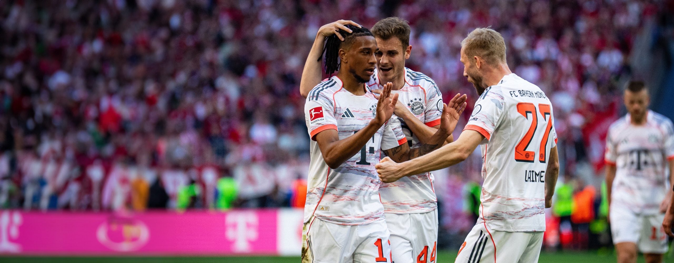 FC Bayern Munich celebrates after goal, Olise, Goretzka and Laimer.