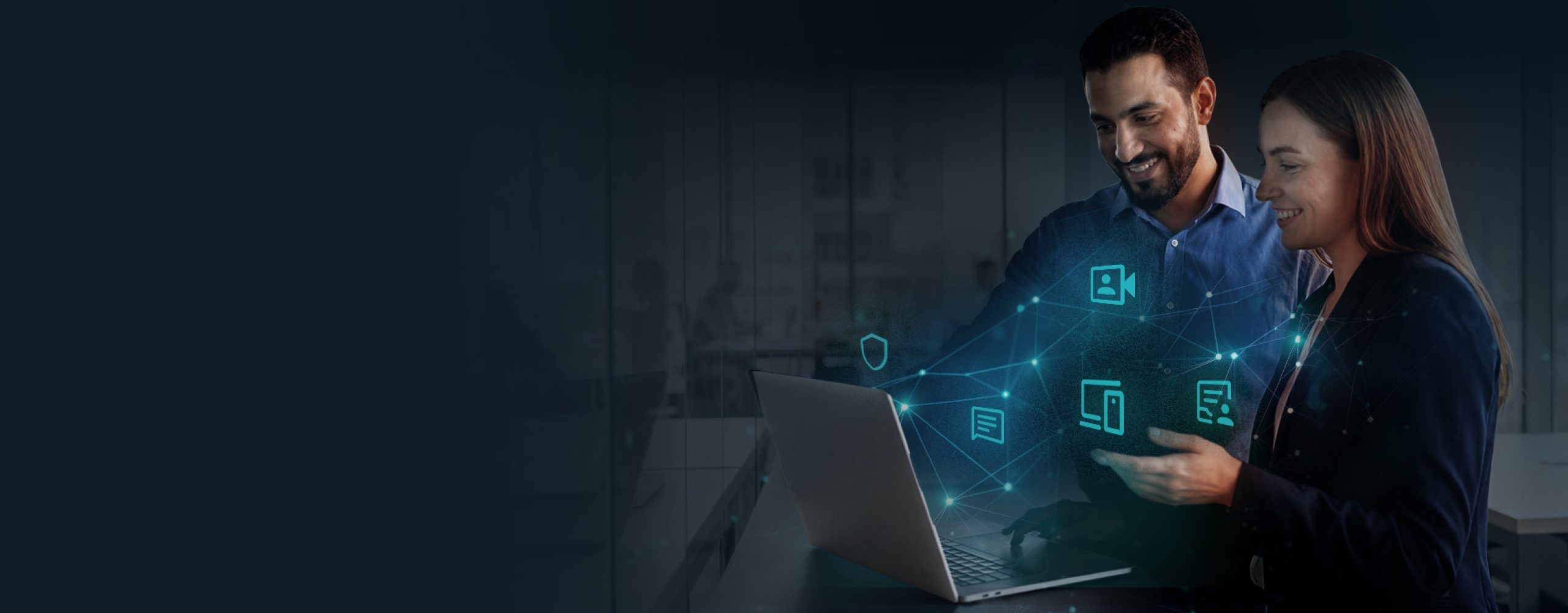Zwei Kollegen nutzen STACKIT Workspace am Laptop für die sichere, browserbasierte Zusammenarbeit mit clientseitiger Verschlüsselung.