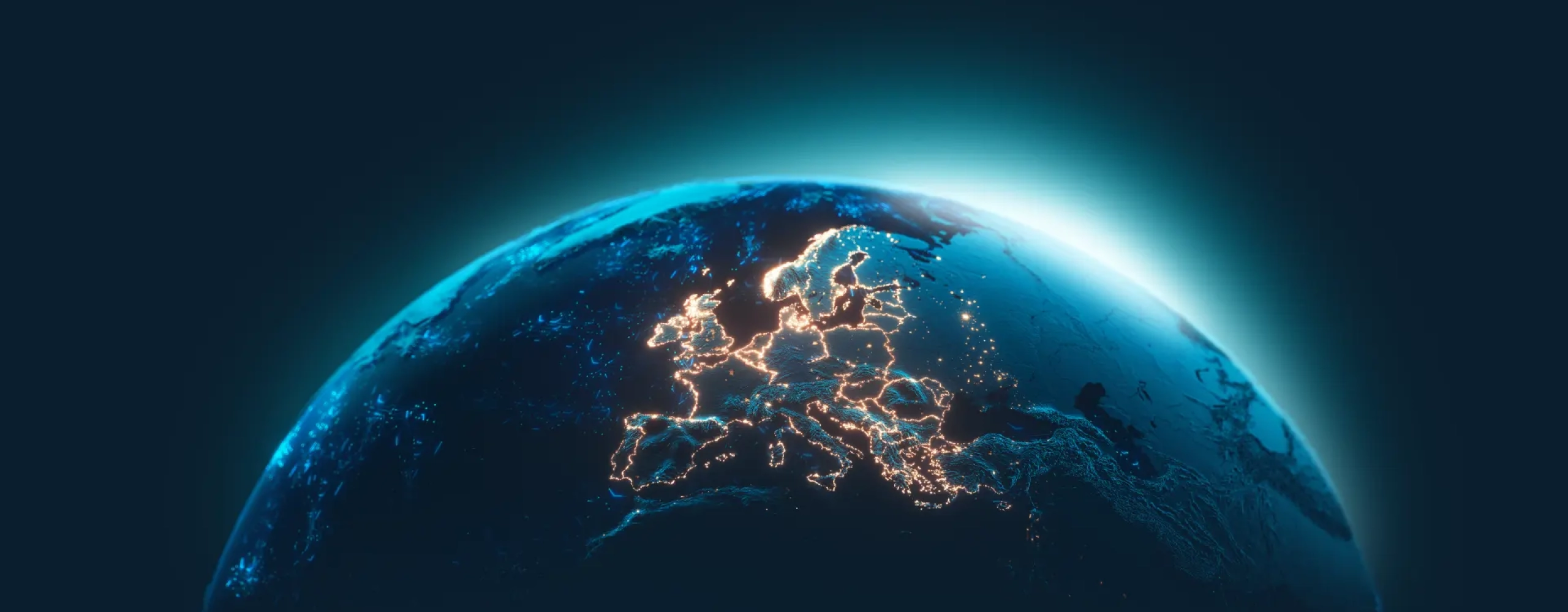 Digitaler Globus bei Nacht mit leuchtenden Ländergrenzen Europas und einem blauen Lichtschein im Hintergrund.