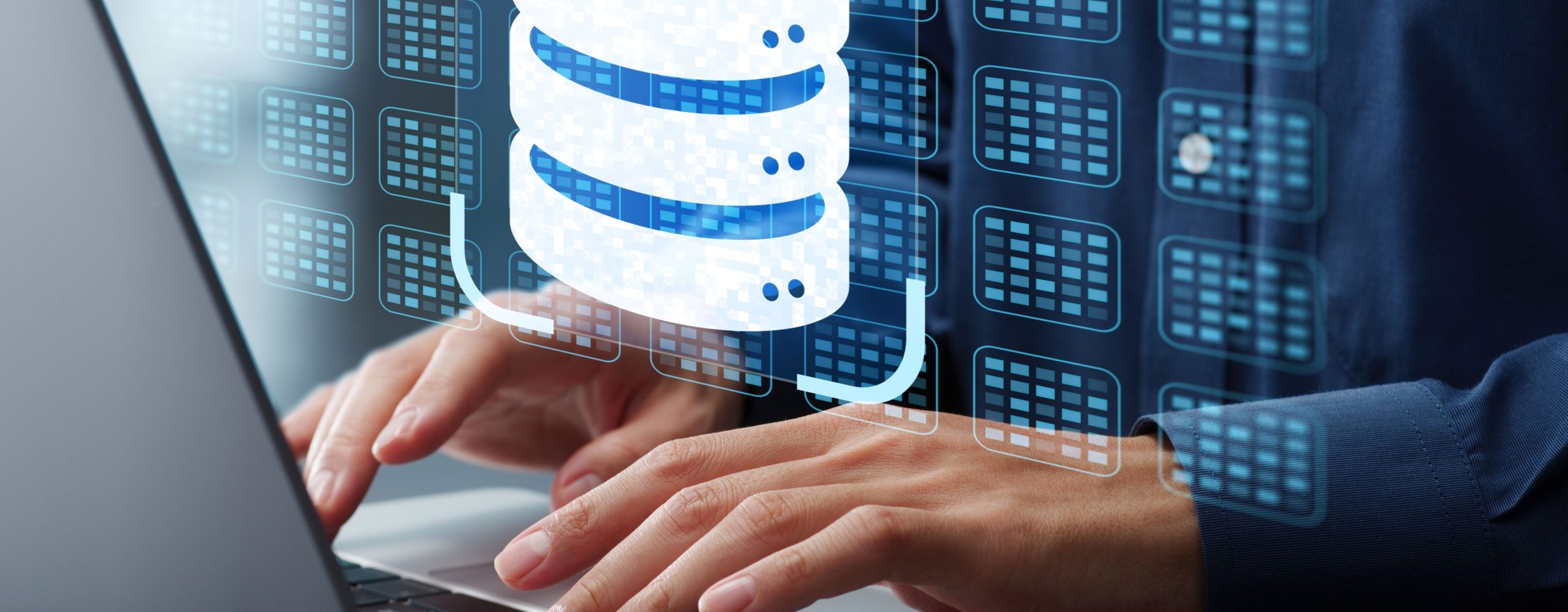 Ein Mann tippt auf einem Laptop, über dem eine digitale, leuchtende 3D-Darstellung eines Datenbank-Stacks (Server-Icon) schwebt, umgeben von Datenfenstern. Das Bild visualisiert Datenbank-Management, Datenanalyse, Server und Big Data Verarbeitung am Arbeitsplatz.