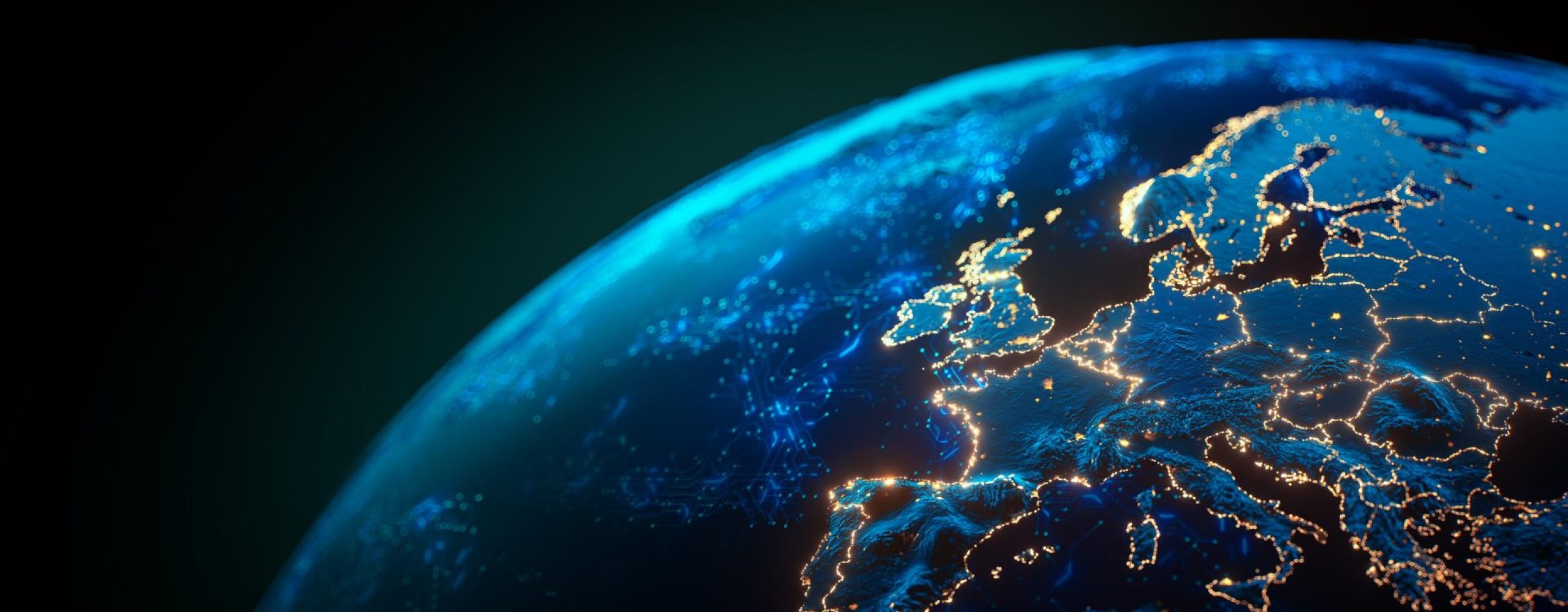 Nahaufnahme der Erde bei Nacht, die sich auf Europa konzentriert, mit hell erleuchteten Städten und Küstenlinien, überlagert von einem blauen, leuchtenden digitalen Netz, das Konnektivität und Datenflüsse darstellt.