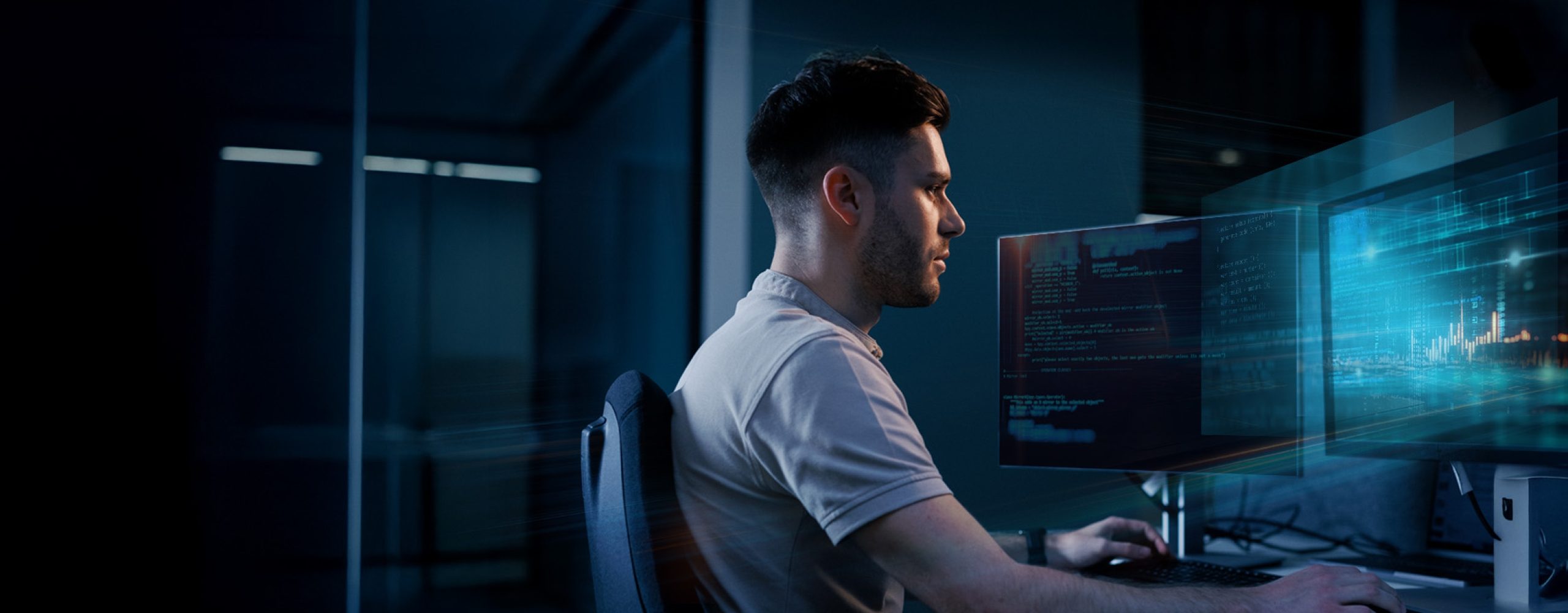 Softwareentwickler arbeitet an zwei Monitoren mit Code-Anzeige.
