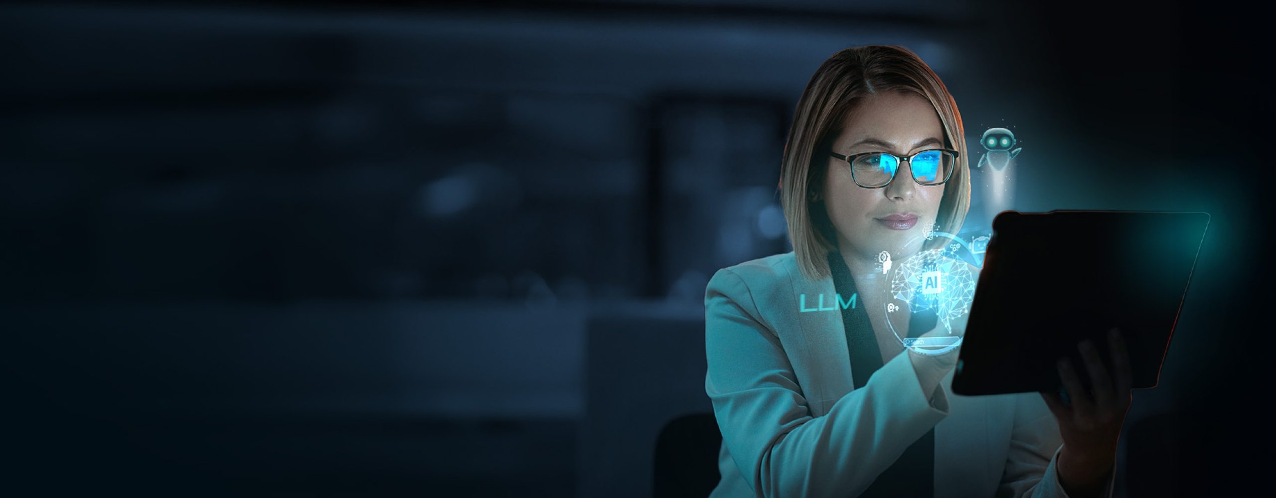 Eine Brillenträgerin blickt auf ein Tablet, über dem blaue Grafiken eines digitalen Gehirns, der Schriftzug LLM und ein kleiner Roboter leuchten.