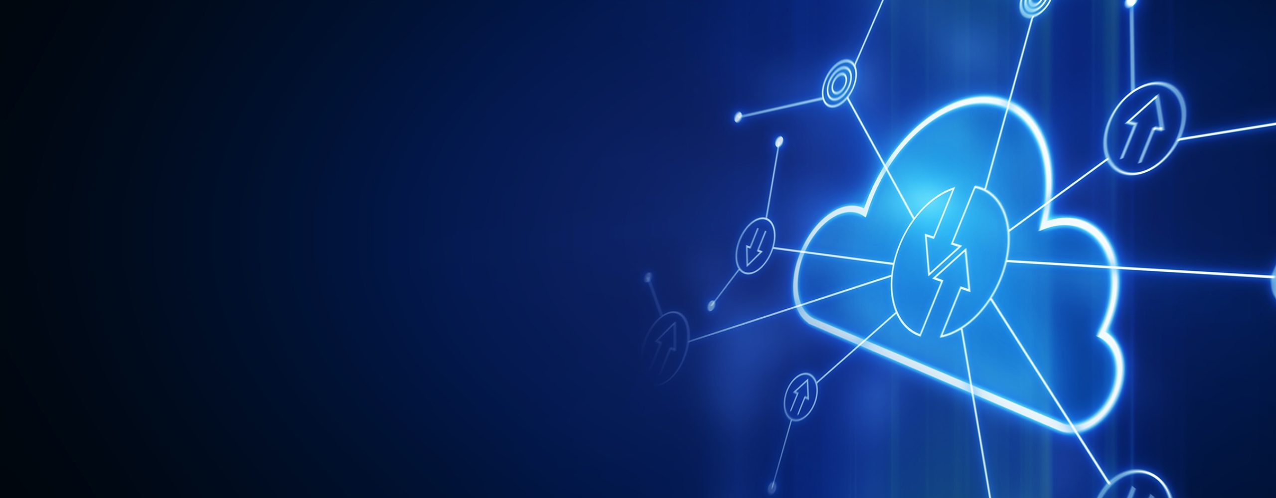 Eine leuchtend blaue, schematische Cloud-Grafik mit einem Blitz- oder Kreislauf-Symbol im Zentrum ist von einem Netzwerk aus verbundenen Punkten und kleineren Icons (z.B. Pfeile, Zahnräder) umgeben. Die Linien des Netzwerks erstrecken sich über einen dunklen, tiefblauen Hintergrund mit einem subtilen Glühen. Das Bild symbolisiert Cloud-Infrastruktur, vernetzte Dienste, Datenfluss und digitale Transformation.