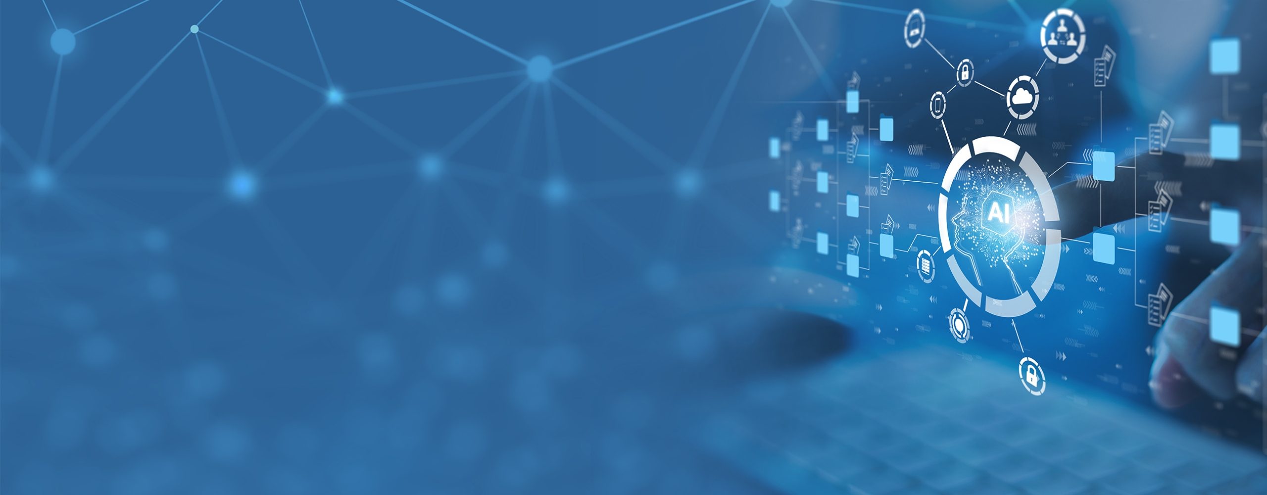 Hände tippen auf einer Tastatur. Im Vordergrund schwebt eine digitale, vernetzte Grafik mit einem zentralen AI-Symbol und Icons, die Daten, Cloud-Speicher und Nutzer darstellen. Symbolisiert künstliche Intelligenz und globale Vernetzung.