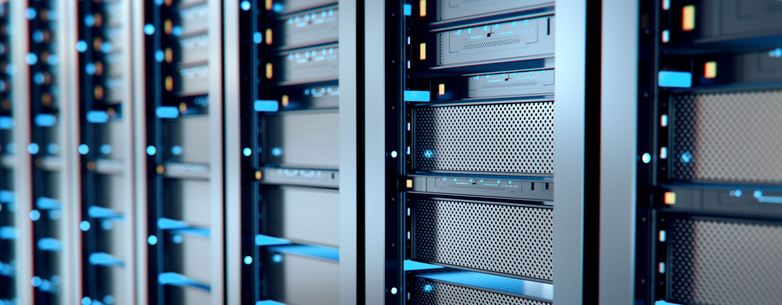 Nahaufnahme beleuchteter Server-Racks in einem sicheren Rechenzentrum, symbolisch für Datensouveränität und DSGVO-konforme Cloud-Infrastruktur.